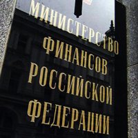 Минфин намерен рассчитывать в бюджетном правиле курс рубля от структурной цены на нефть