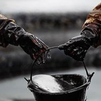За ценами на нефть следит только 32% россиян
